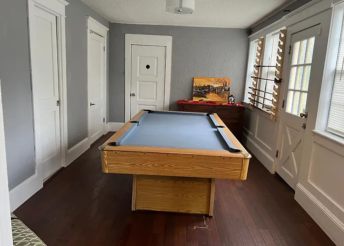 Pet Friendly Home In Historic Springfield Near Tiaa